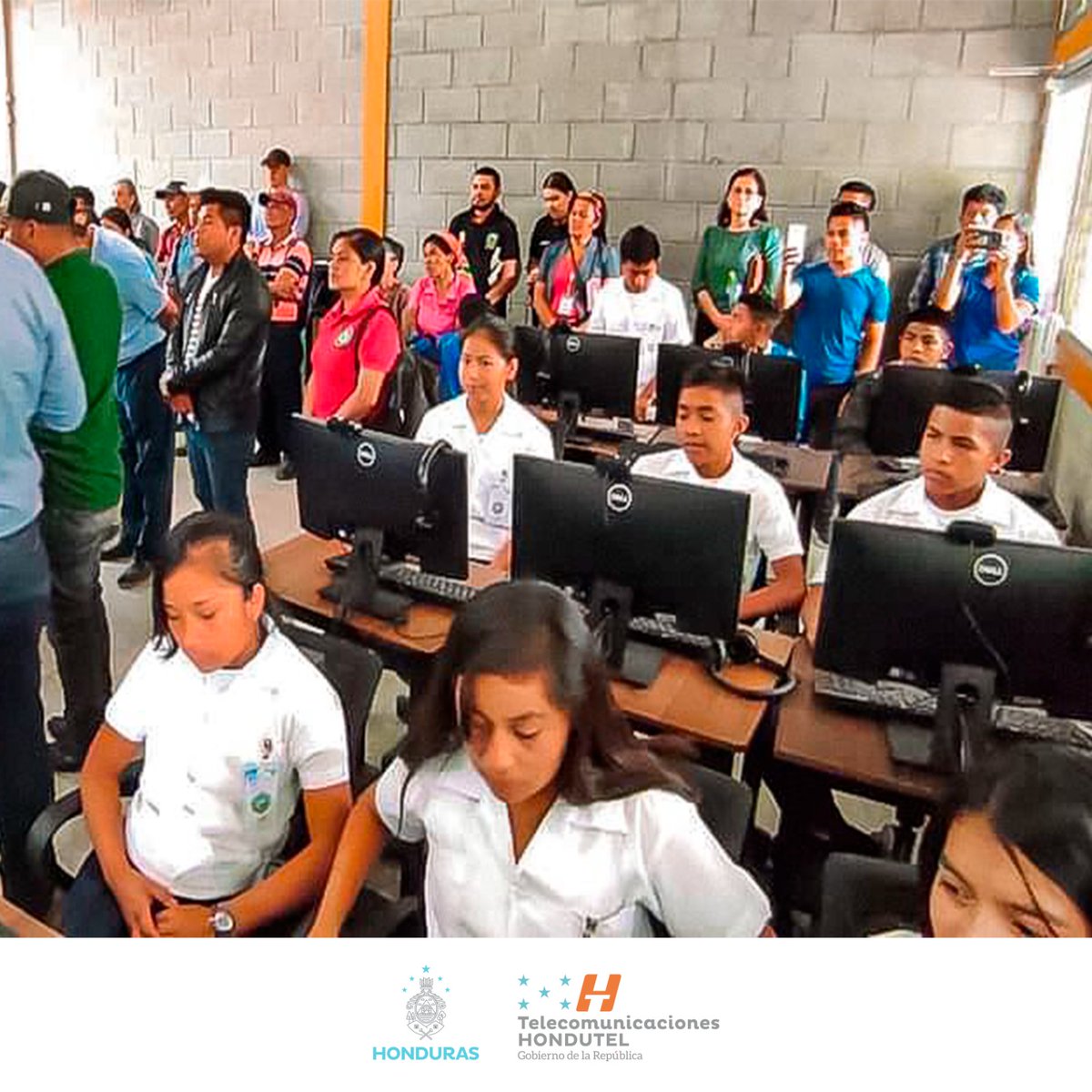 jamoraleshn's tweet photo. Con mucha algarabía y alegría en el corazón, hemos instalado el primer caso de éxito con la tecnología RURALMAX, en el Centro Regional Universitario (UNAH) habilitando la conectividad de internet para que nuestros hermanos de San Francisco de Opalaca cuenten con un aula tecnológica donde nuestros jóvenes puedan adquirir formación universitaria, agradezco al Rector de la UNAH Dr. Francisco Herrera por involucrarnos en el desarrollo de este proyecto, Hondutel es de todos, VAMOS A RECUPERARLA #RescateHondutel #GobiernoSolidario