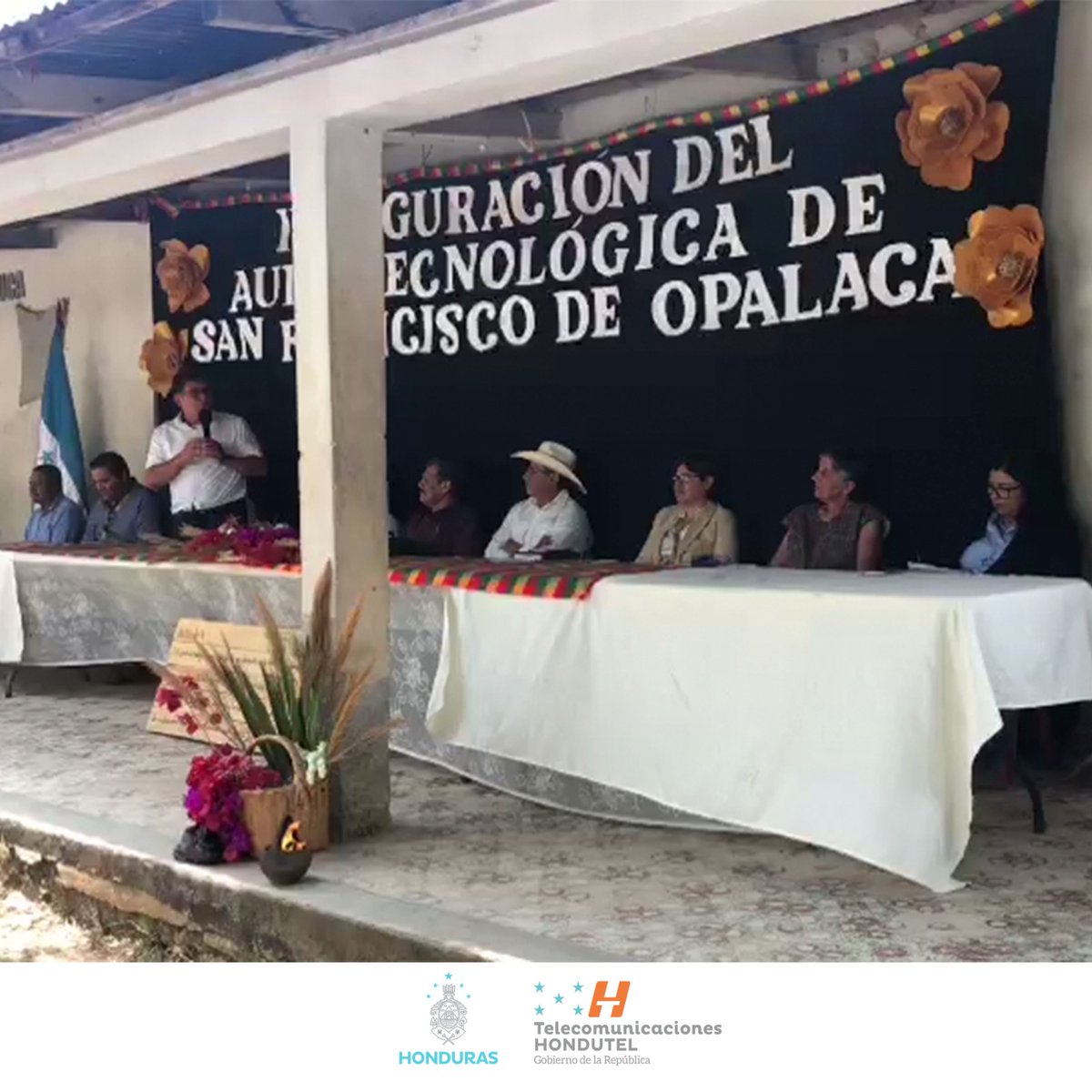 jamoraleshn's tweet photo. Con mucha algarabía y alegría en el corazón, hemos instalado el primer caso de éxito con la tecnología RURALMAX, en el Centro Regional Universitario (UNAH) habilitando la conectividad de internet para que nuestros hermanos de San Francisco de Opalaca cuenten con un aula tecnológica donde nuestros jóvenes puedan adquirir formación universitaria, agradezco al Rector de la UNAH Dr. Francisco Herrera por involucrarnos en el desarrollo de este proyecto, Hondutel es de todos, VAMOS A RECUPERARLA #RescateHondutel #GobiernoSolidario