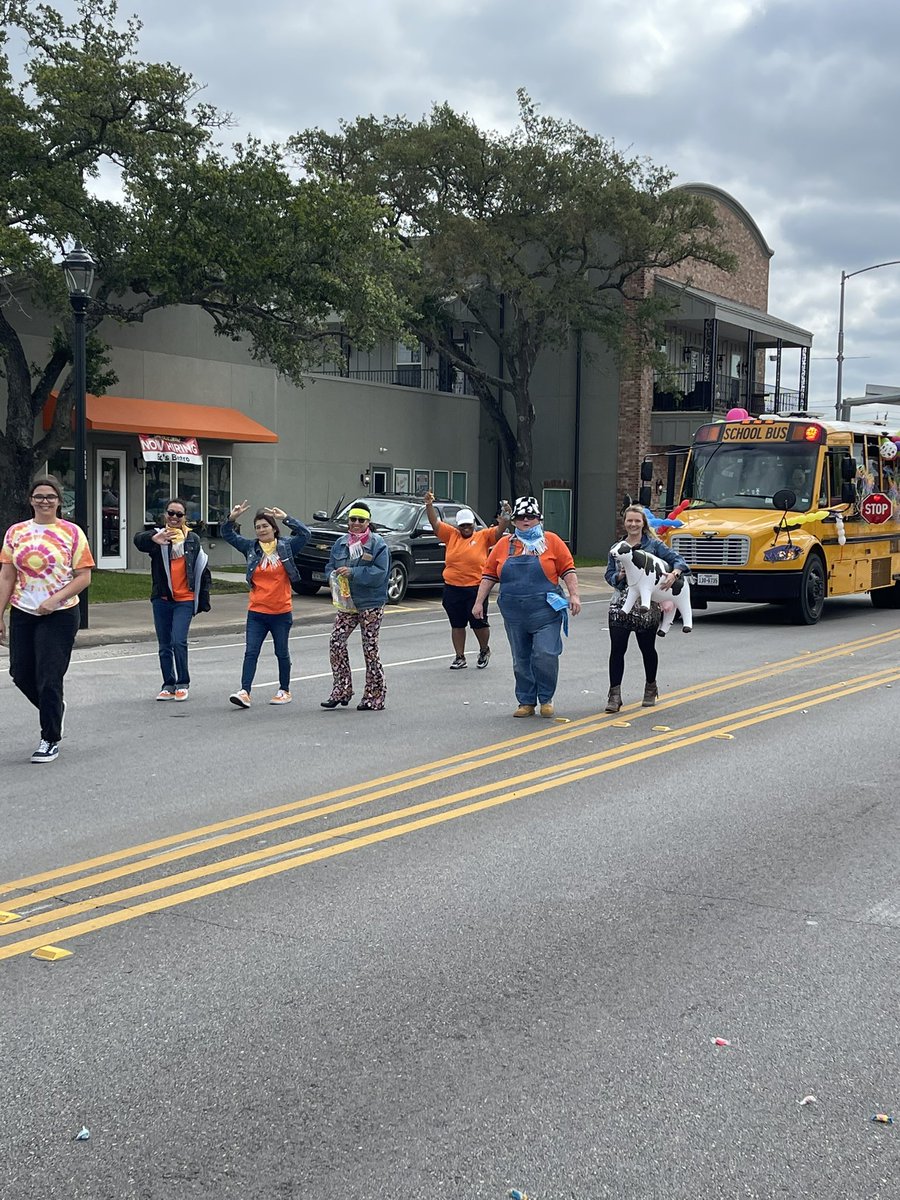 bromley_dustin's tweet image. Sylvan Beach Day Parade was awesome! So much district and community PRIDE…#LPStrong #ChooseLP @DrBrownEDU @aliciabo71 @wgjackso @ViatorA @pjackson16