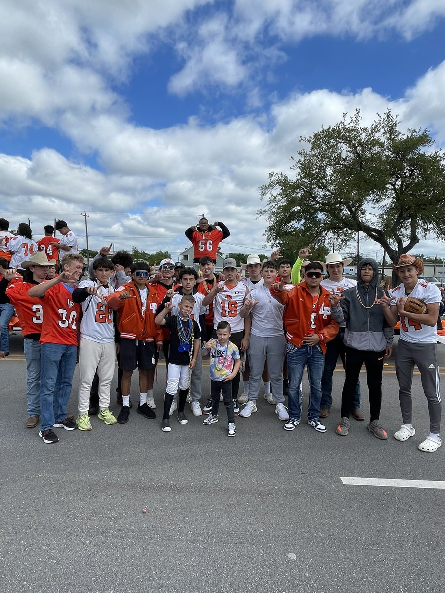 bromley_dustin's tweet image. Sylvan Beach Day Parade was awesome! So much district and community PRIDE…#LPStrong #ChooseLP @DrBrownEDU @aliciabo71 @wgjackso @ViatorA @pjackson16