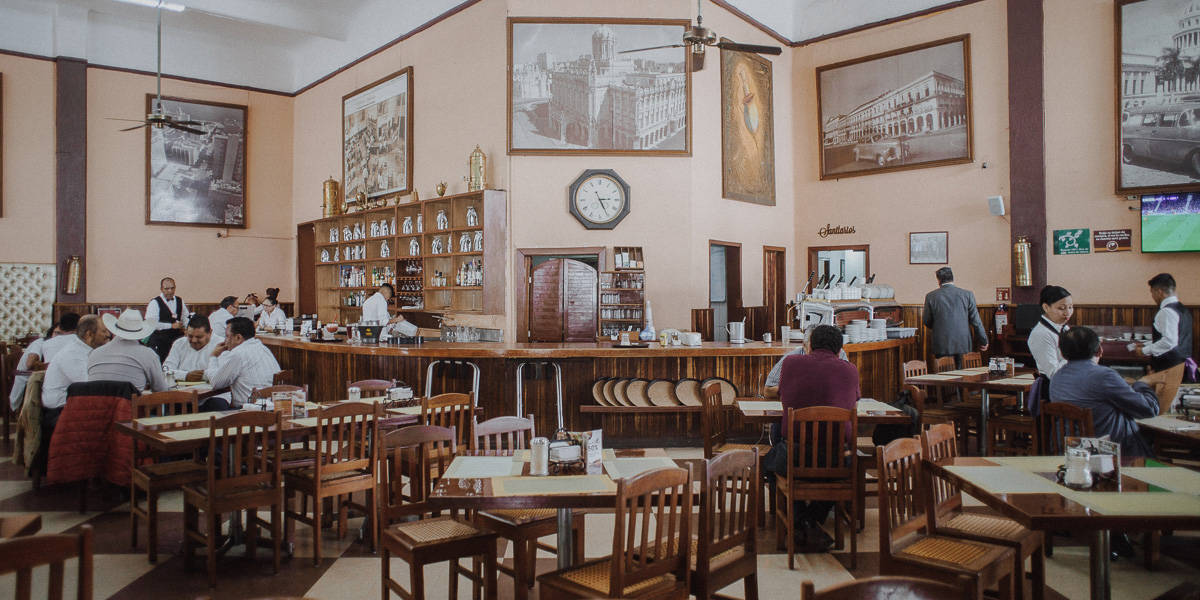 Hagamos una pausa y vamos por un café, al Habana. La ciudad de México, donde Bolaño vivió toda su juventud, durante los setenta, es una protagonista de muchos de sus libros. Al Habana iban los jóvenes poetas a enamorarse y no dormir, y nosotros podemos ir a recordar a Bolaño.