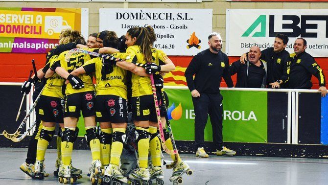 Carles_Porta's tweet photo. Orgull absolut. El meu germà Ramon va muntar un equip d'hoquei femení a Vila-sana fa molts anys perquè poguessin fer esport les seves filles i la cosina. Amb 5 ja podien formar un equip. Avui han guanyat una semifinal de Champions. Apustuflant. 👌
👉https://t.co/99QtguxW5S https://t.co/59Rlks4gBx