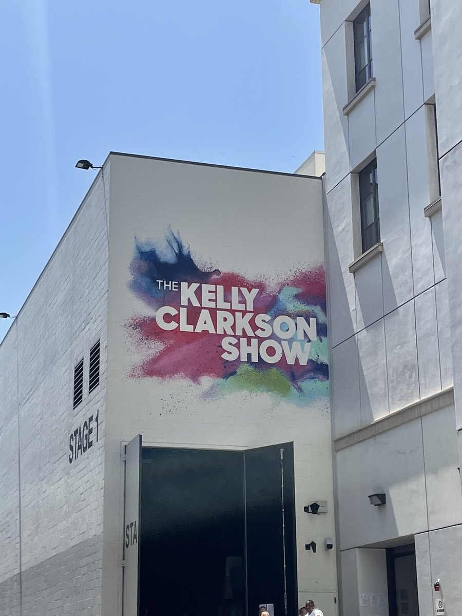 claudiaciuffo's tweet photo. Ontem visitar,de novo,minha BFF @kellyclarkson que recebeu as poderosas de @barbiethemovie Margo Robbie, Issa Rae, Kate McKinnon&amp;America Ferrera.

Foi tão incrível que me deixou ainda mais ansiosa para a première do filme. Tô na contagem regressiva pra julho. Mais alguém? https://t.co/5XbFJDAsek