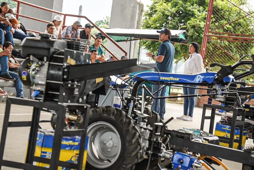 El gobierno departamental reafirma su compromiso con la agricultura, la reactivación económica y la seguridad alimentaria; con la entrega de maquinaria agrícola y pecuaria a familias de asociaciones del municipio de #Fuentedeoro. 
¡Si al campo le va bien…