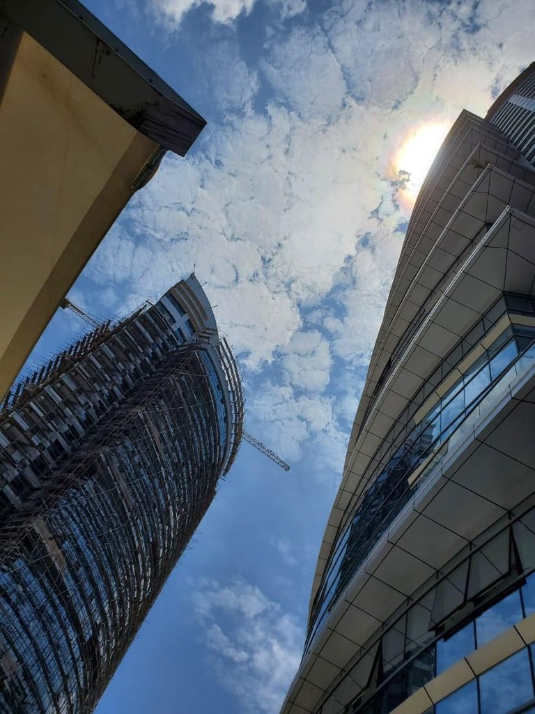 JumbaDrc's tweet photo. 📍#Kinshasa | #RDC 
Les deux tours jumelles Riverside ("Riverside Twin Towers")
Il s'agit d'un complexe immobilier composé de 2 tours jumelles, en bordure immédiate du fleuve Congo, dans la commune de La Gombe. Avec leurs 108 mètres de hauteur chacune, sur 30 étages…
@benbabunga https://t.co/cGUvitYTLu