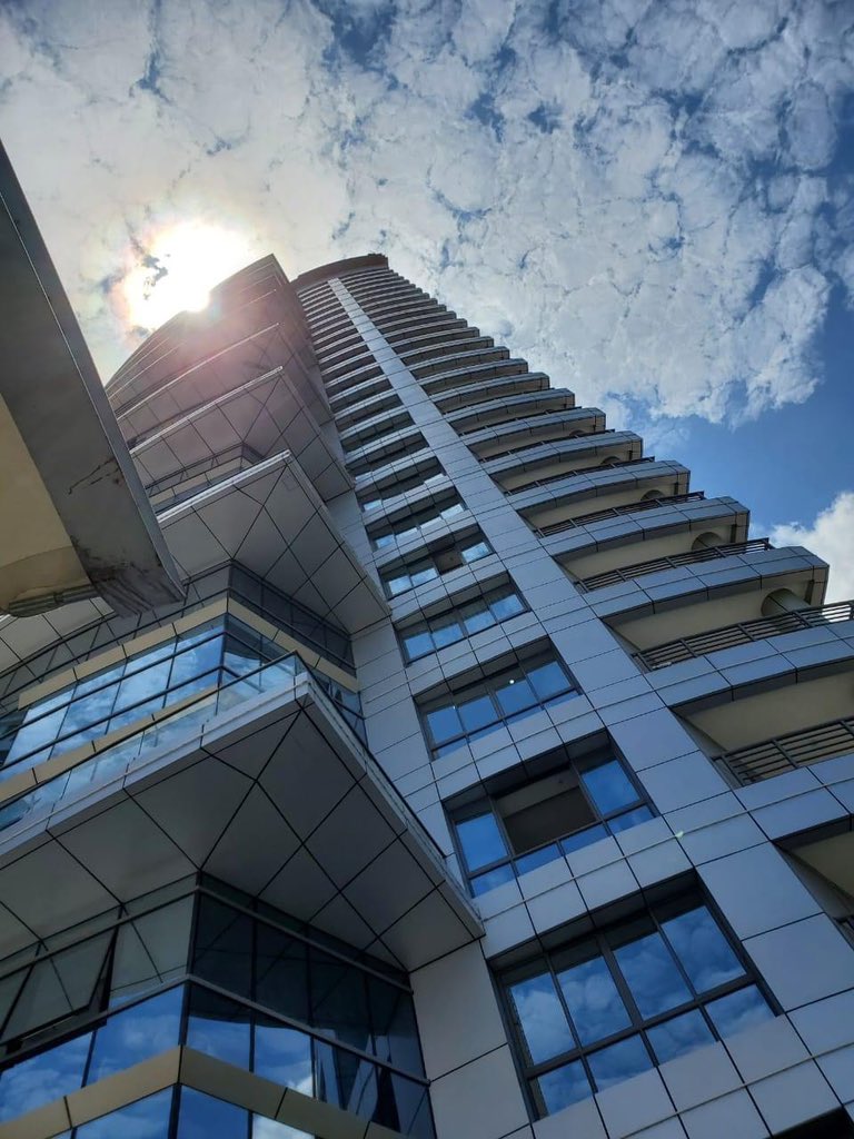 📍#Kinshasa | #RDC 
Les deux tours jumelles Riverside ("Riverside Twin Towers")
Il s'agit d'un complexe immobilier composé de 2 tours jumelles, en bordure immédiate du fleuve Congo, dans la commune de La Gombe. Avec leurs 108 mètres de hauteur chacune, sur 30 étages…
<a href="/benbabunga/">Benjamin Babunga Watuna</a>