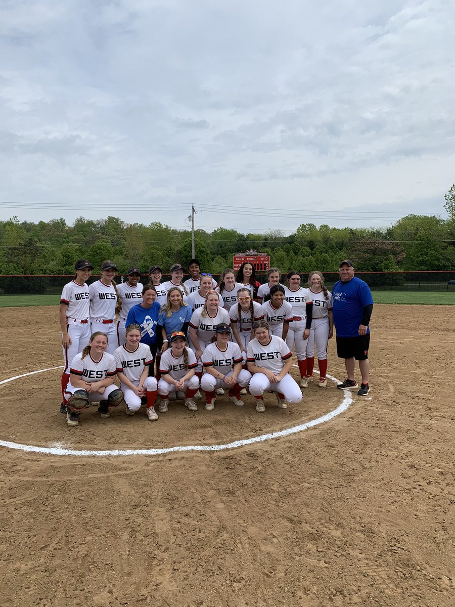 LWFirebirdsSB's tweet photo. Big day here at Lakota West! Honoring Mama and Papa C for all they have done for our community and our alumni @s_fish00 in her fight against JM! 🥎❤️💙 #LWSF @FirebirdTweets @LakotaWestAD @LakotaDistrict @westfirebirds https://t.co/8aNzVumL6L