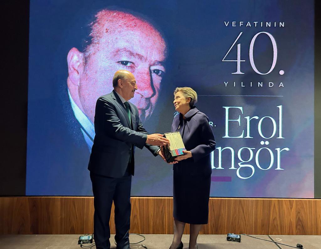 vedatbilgn's tweet photo. Asistanlığını yapmaktan hep onur duyduğum merhum Prof. Dr. Erol Güngör Hocamın vefatının 40. yılı münasebetiyle tertip ettiğimiz anma toplantısında hocamın ailesi, sevenleri ve okuyucularıyla bir araya geldik. https://t.co/WvDMzTaxdE