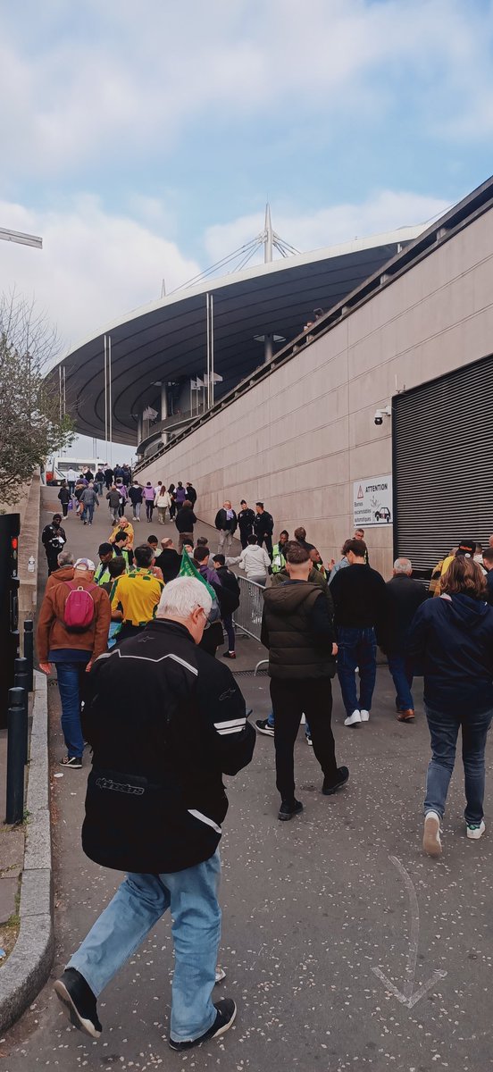 MatZagrodzki's tweet photo. Sortie de la ligne 13, énorme goulot d'étranglement, aucune info, aucun fléchage. Je connais le stade, donc j'ai contourné pour trouver un autre point de filtrage côté ouest, où il n'y a... personne. Aucune leçon n'a été apprise, c'est presque fascinant. #TFCFCN https://t.co/UM3jJdMsHK