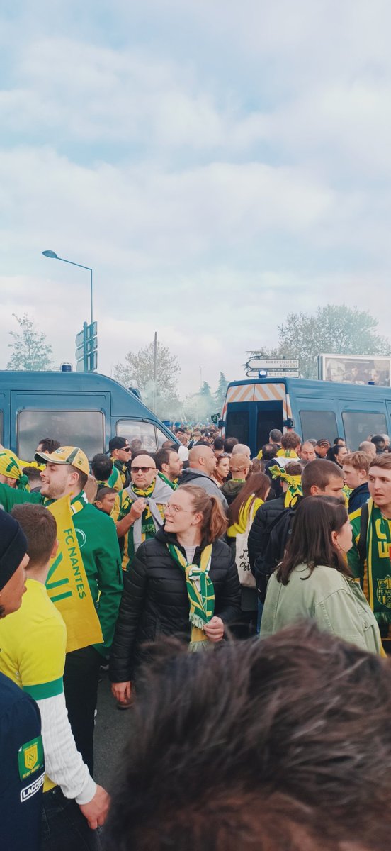 MatZagrodzki's tweet photo. Sortie de la ligne 13, énorme goulot d'étranglement, aucune info, aucun fléchage. Je connais le stade, donc j'ai contourné pour trouver un autre point de filtrage côté ouest, où il n'y a... personne. Aucune leçon n'a été apprise, c'est presque fascinant. #TFCFCN https://t.co/UM3jJdMsHK