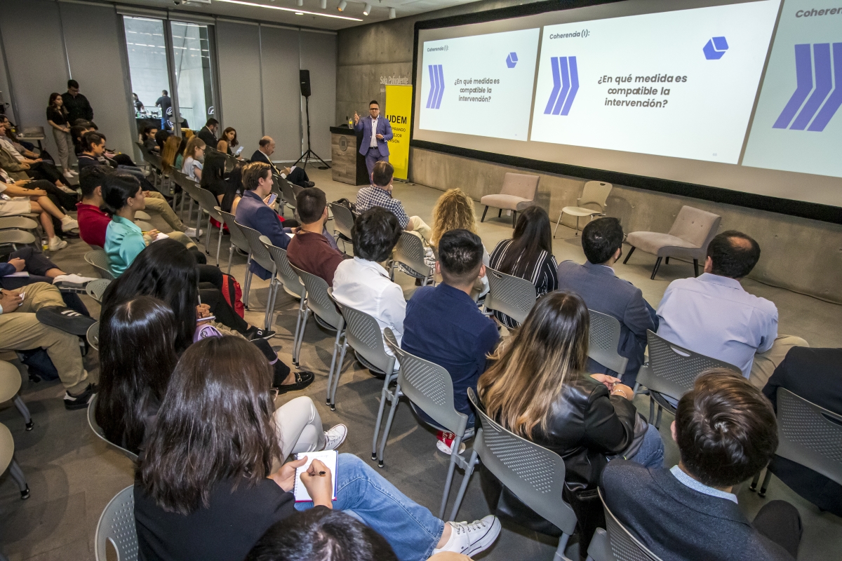 Mauricio Coronado García, coordinador técnico del gabinete de gobierno de N.L., partició en el Simposio de Economía organizado por estudiantes de la UDEM.  ✨

Lee la nota completa completa aquí 👉 bit.ly/3L8bKgu  

#InspirandoTuMejorVersión