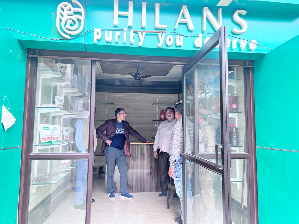 usrlmchamoli's tweet photo. आज दिनांक 29/4/ 2023 को जिला मिशन प्रबंधन महोदय (डॉ० महेश कुमार जी) चमोली के द्वारा यात्रा मार्ग पर बने हिलांश आउटलेट एवं सहायता समूह द्वारा स्थानीय उत्पादों के विपणन की कैनोपीयों का निरीक्षण किया गया। https://t.co/LJnoZV1owN