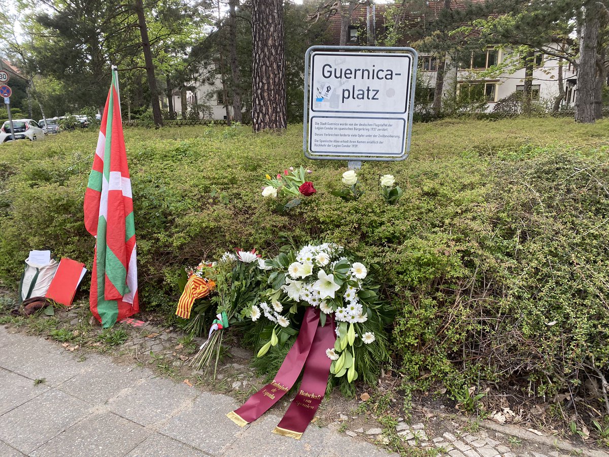 AneIrazabal's tweet photo. Aurten ere, #Gernika|ko bonbardaketa gogoratu dute #Berlin|go Guernica-platzen, nazismoak Kondor Legioaren omenez ‘Spanische Allee’ izendatu zuen etorbidean. Berlingo Euskal Etxeak urteak daramatza agintariei kaleari izena aldatzeko eskatzen. Alemania eta ordain historikoa. https://t.co/6U8kG2THpn