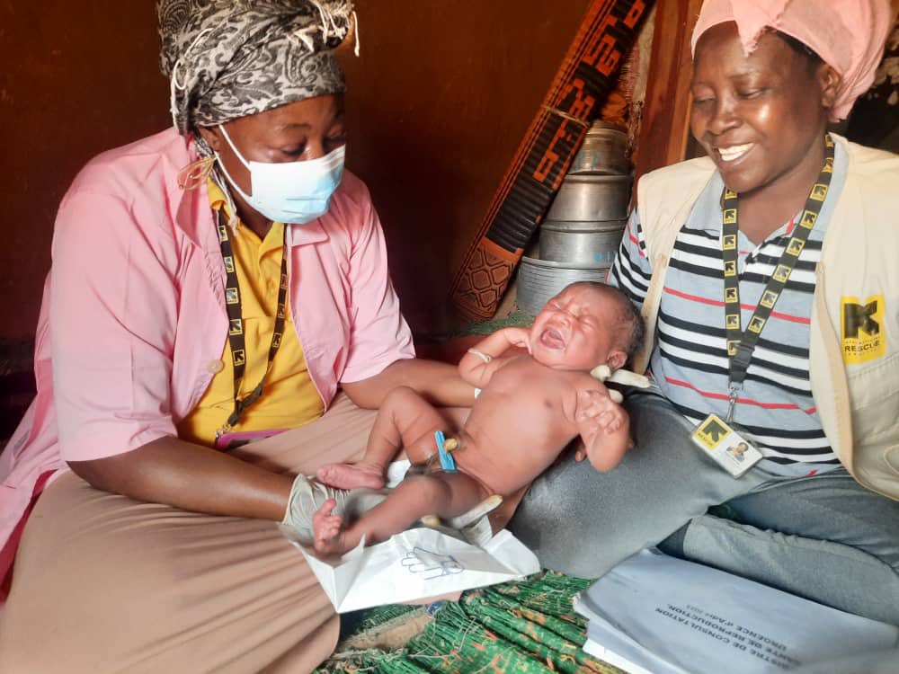aleksandrarc's tweet photo. Et malgré tout il y a la vie, la vie nouvelle qui arrive et qui donne la force de se battre pour un meilleur lendemain. Grâce à @eu_echo, les sages-femmes #IRCChad peuvent offrir aux réfugiés soudanais des soins en santé sexuelle et reproductive.
@RESCUE_EU #Soudan https://t.co/Pwy8lioFIy