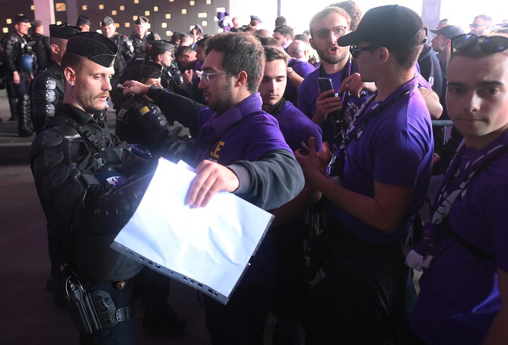 BFMTV's tweet image. 🔴 EN DIRECT
Stade de France: des cartons rouges distribués par l'intersyndicale confisqués à l'entrée du stade
bfmtv.com/politique/en-d…