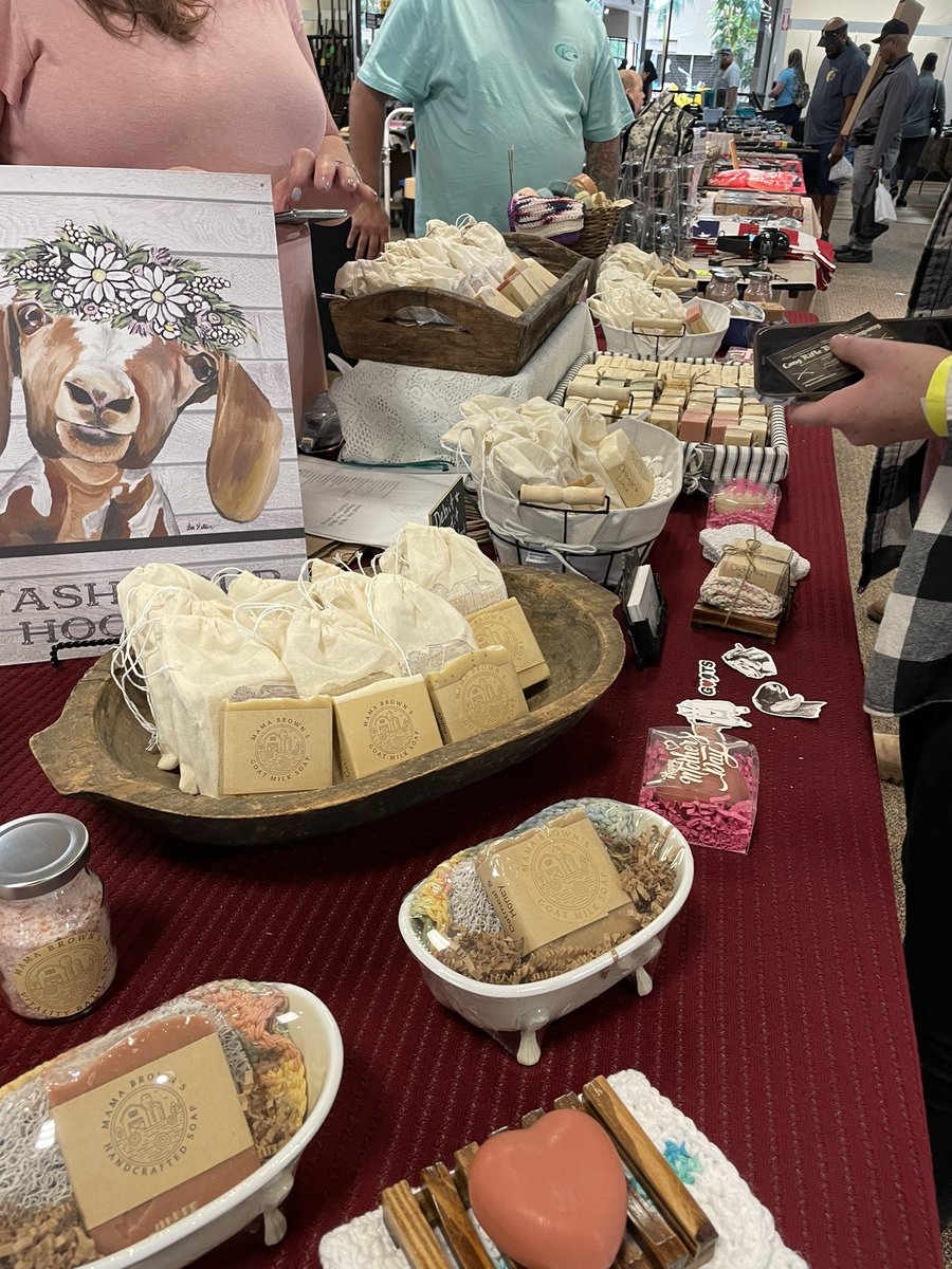 Ex_Cinema_'s tweet image. Supporting momma Cinema out here at the NC gun-show 🤝

You know you want some smelly good Goat milk soap 😉
Email her or even DM me and get your orders placed! 

#smallbusinessowner #supportothers