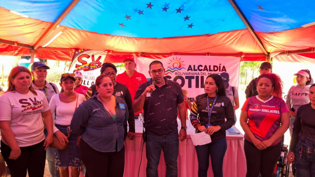 psuvmonagas_ve's tweet photo. MONAGAS | En Barrancas del Orinoco se realizó el despliegue del plan “Amor en Acción” a las víctimas de la guerra económica, con el propósito de atender a más de 470 familias.

#Monagas #Maturin #ALBAUnionDeportiva
https://t.co/NfyBsCrDsU @NicolasMaduro https://t.co/WBxjoIxVt7
