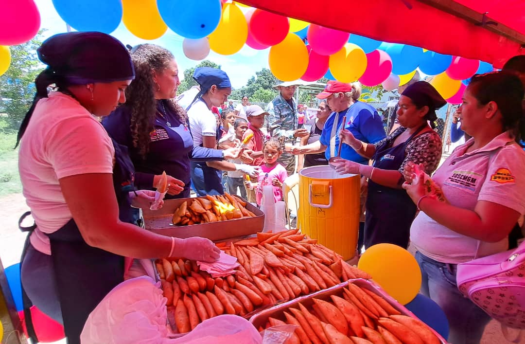 psuvmonagas_ve's tweet photo. MONAGAS | En Barrancas del Orinoco se realizó el despliegue del plan “Amor en Acción” a las víctimas de la guerra económica, con el propósito de atender a más de 470 familias.

#Monagas #Maturin #ALBAUnionDeportiva
https://t.co/NfyBsCrDsU @NicolasMaduro https://t.co/WBxjoIxVt7