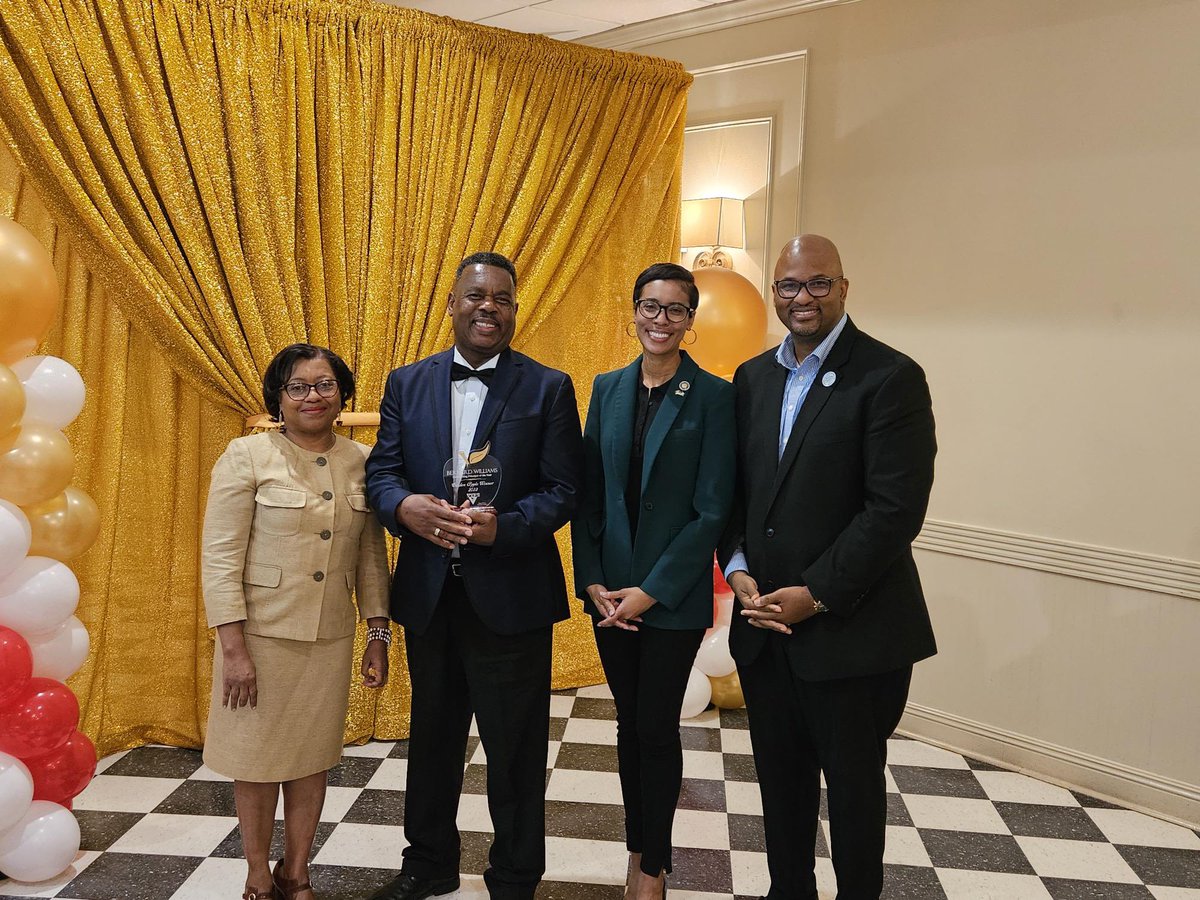 sitonarcisse's tweet photo. I had the pleasure of presenting awards last night for Volunteers in Public Schools’ Apple Awards! VIPS honored Glen Oaks Park Elementary School Principal Bernard Williams as the “Outstanding Principal of the Year,” and several others during the Ceremony on Friday. #WeAreEBR https://t.co/3Lg5ENEVVN