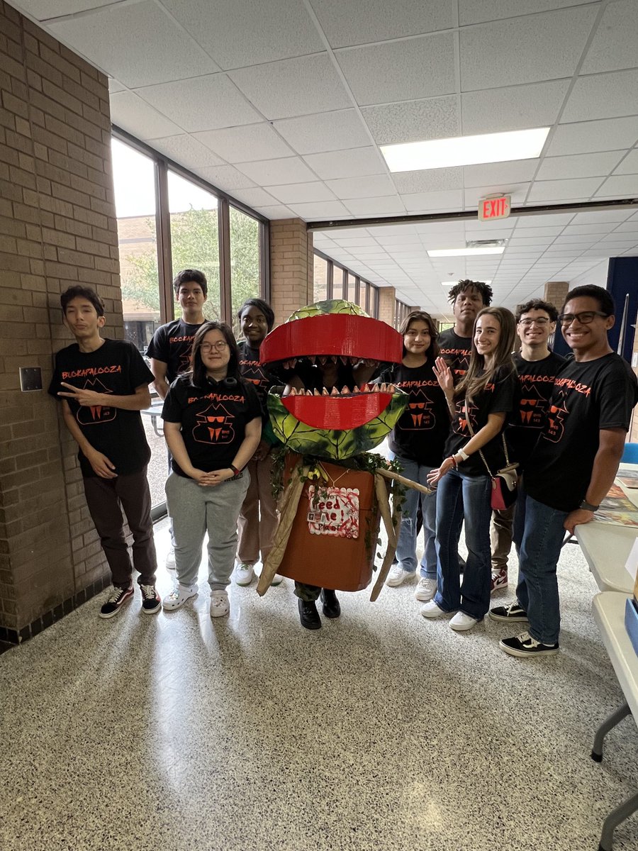 FBISDSupe's tweet photo. Bookapalooza event today at Clements HS! Authors, book characters, student presentations, and lots of fun! Shown: students, parents &amp; BHS volunteers!Thanks to FBISD academic dept for organizing such a positive event to promote literacy and how fun reading can be! Proud Supt! https://t.co/V1w71EXSmC