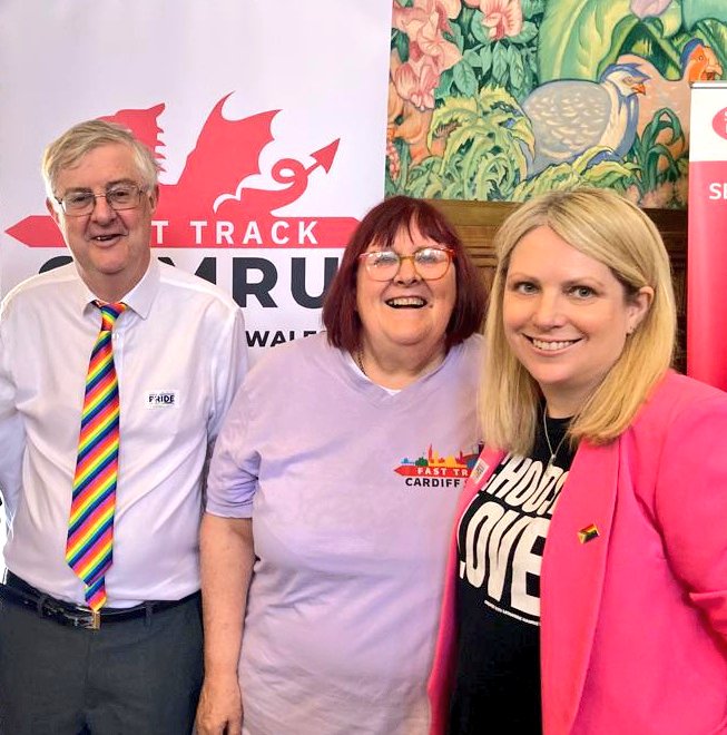 CardiffFTC's tweet photo. The First Minister @PrifWeinidog and the Deputy Minister for Social Partnership @hannahblythyn visited out stall and met with us to discuss the #FastTrackCymru initiative. 
-
@WG_Communities @WelshGovernment https://t.co/RyuqGkKObw