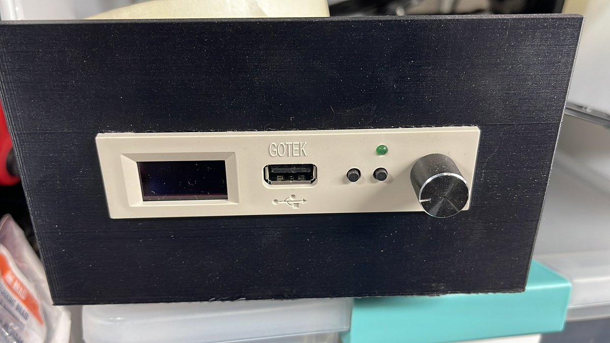 mainlyretro's tweet photo. @BreakIntoProg I prefer the one with a knob and OLED. https://t.co/xhOZmbuepW