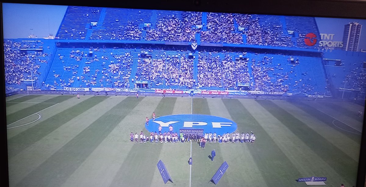 bazan3704's tweet photo. Esperan todo el año éste partido y no llenan la cancha😂🤏🏼
#Velez vs #SanLorenzo https://t.co/pVhU3sy4gM