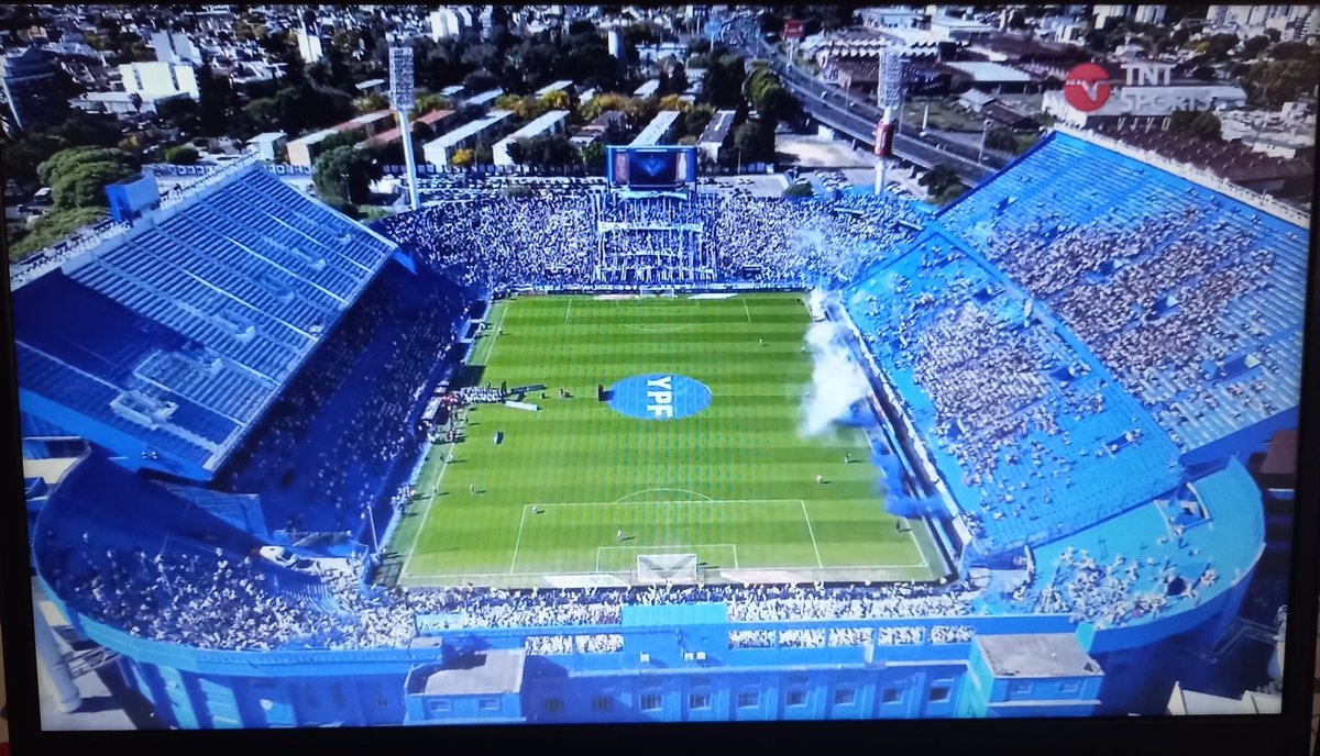 bazan3704's tweet photo. Esperan todo el año éste partido y no llenan la cancha😂🤏🏼
#Velez vs #SanLorenzo https://t.co/pVhU3sy4gM