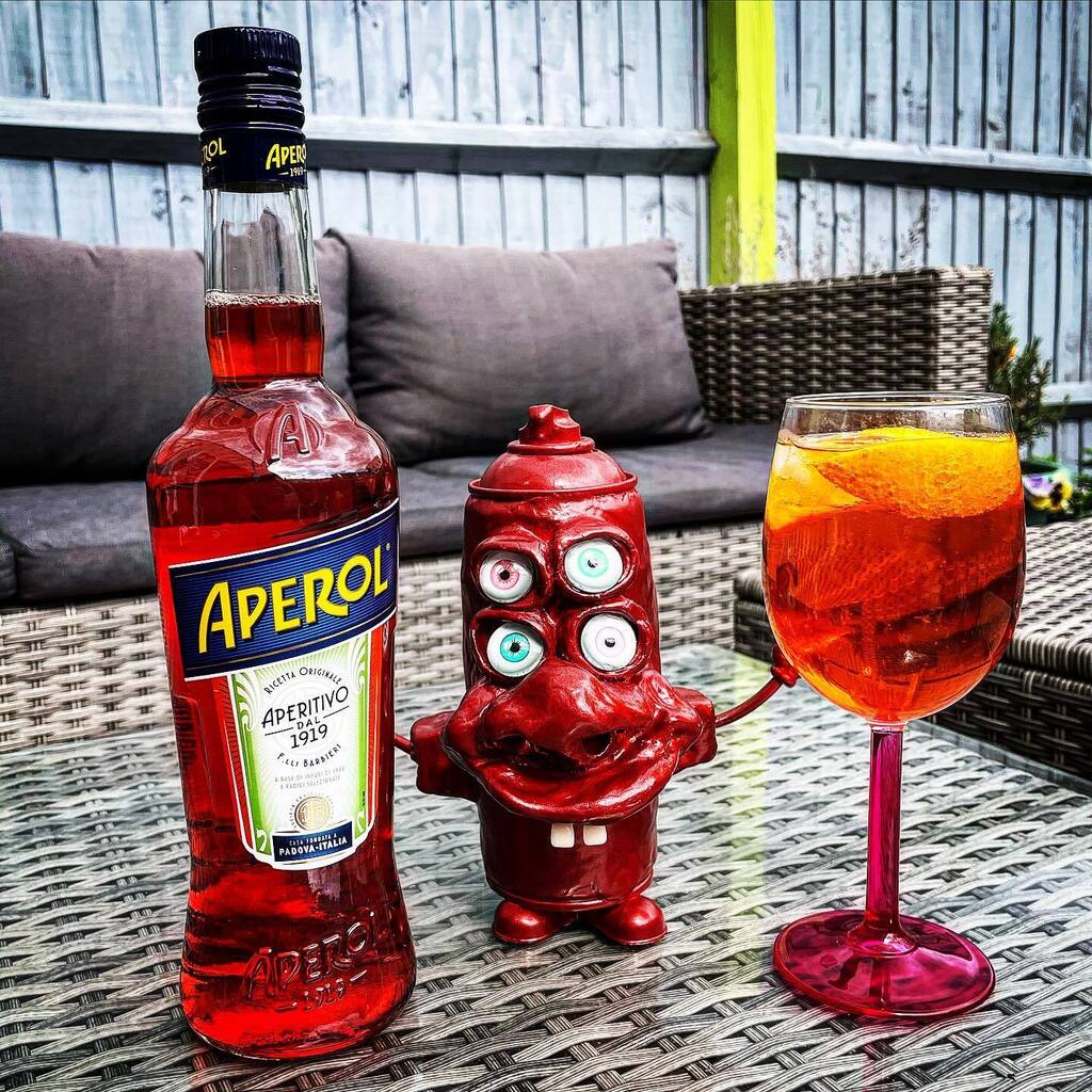 When the sun finally comes out in The UK time for an Aperol Sprtiz to feel like sitting in an Italian Bar!!! My new 4 eyed Can Character #cancharater #cancharacters also enjoying an #aperol #aperolspritz🍹 #aperolspritz #spritz #aperoltime #apérol #ap… instagr.am/p/CroLHoTolEF/