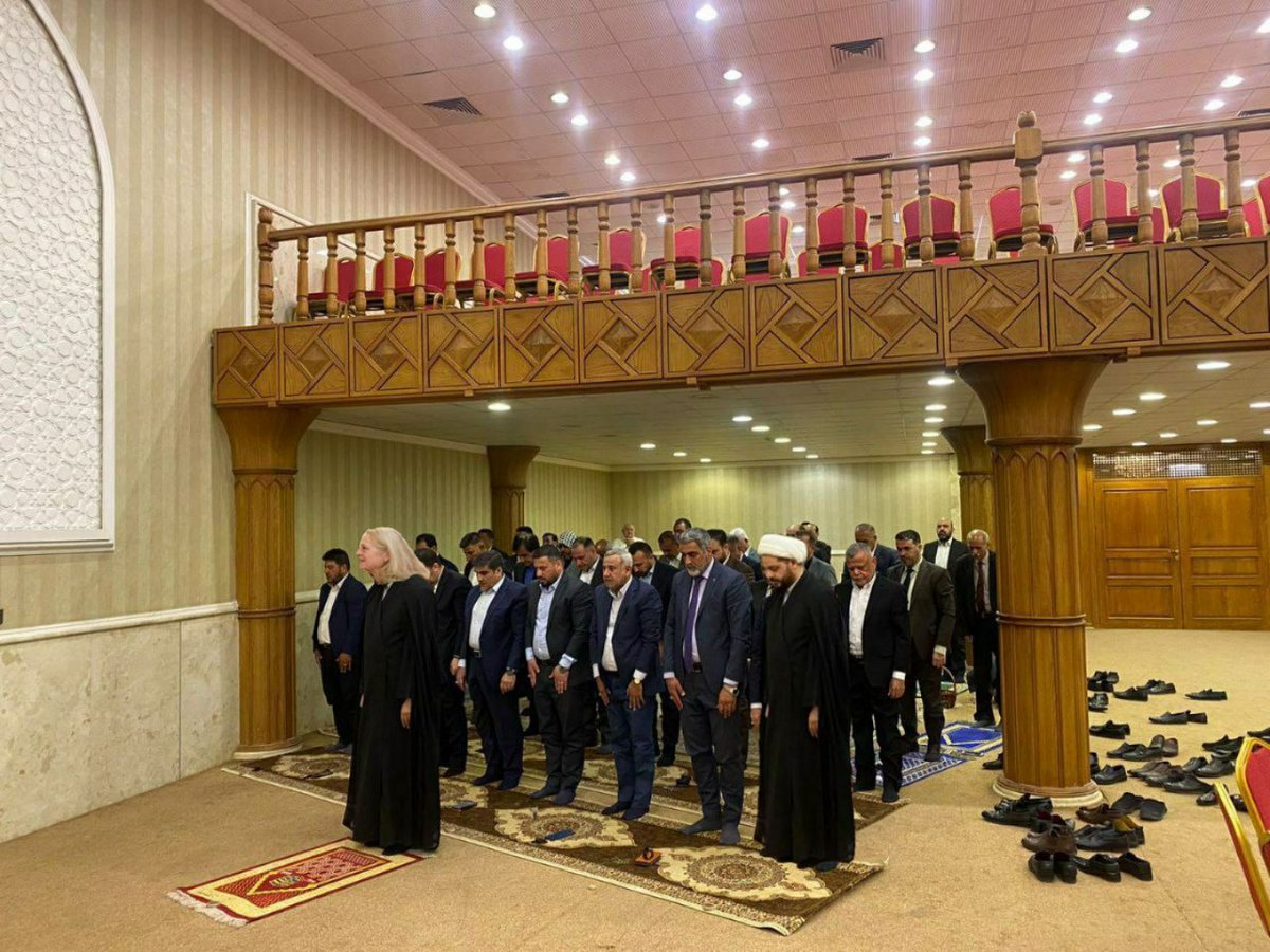 Takleeff77's tweet photo. الأن الاطار والسفيرة يصلون صلاة الشكر بعد ان تخطاهم البيان.

#بإمامة_صابرين https://t.co/dCq2s38fGE