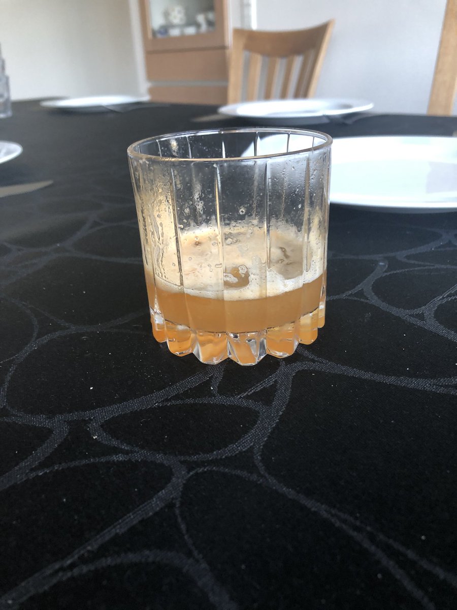 DikteE's tweet image. På besøg hos gode venner. Vi skal ikke køre mere i dag, så nu tester vi #coctails
Her en Tropical Aperol
Før det fik jeg en Pear&amp;amp;Elderflower Martini. 🥴