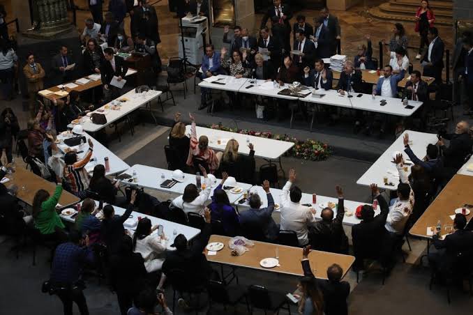Juan_OrtizMX's tweet photo. Recuento de la sesión del Senado

▪️ Iniciaron sin quórum (64 de 65 senadores)

▪️ Sin estar completos cambiaron el orden del día para tomar protesta a la suplente de una senadora en Europa

▪️ Aprobaron 20 reformas en menos 15 minutos cada uno:

1. Aerolínea del Ejército 

🧵 https://t.co/wK6BVl1z7P