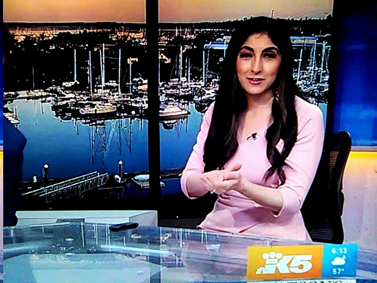 MadisonJPerk's tweet photo. Very Hot &amp; Very Sexy Kira &amp; Farah On The Anchor Desk Today Looking Very Nice! Both Wearing Pink! @KiraKlapper @FarahJadran 👗👗👗👗💖💖💖💖 (Very Sexy Pairing) https://t.co/gQUOllQMdH
