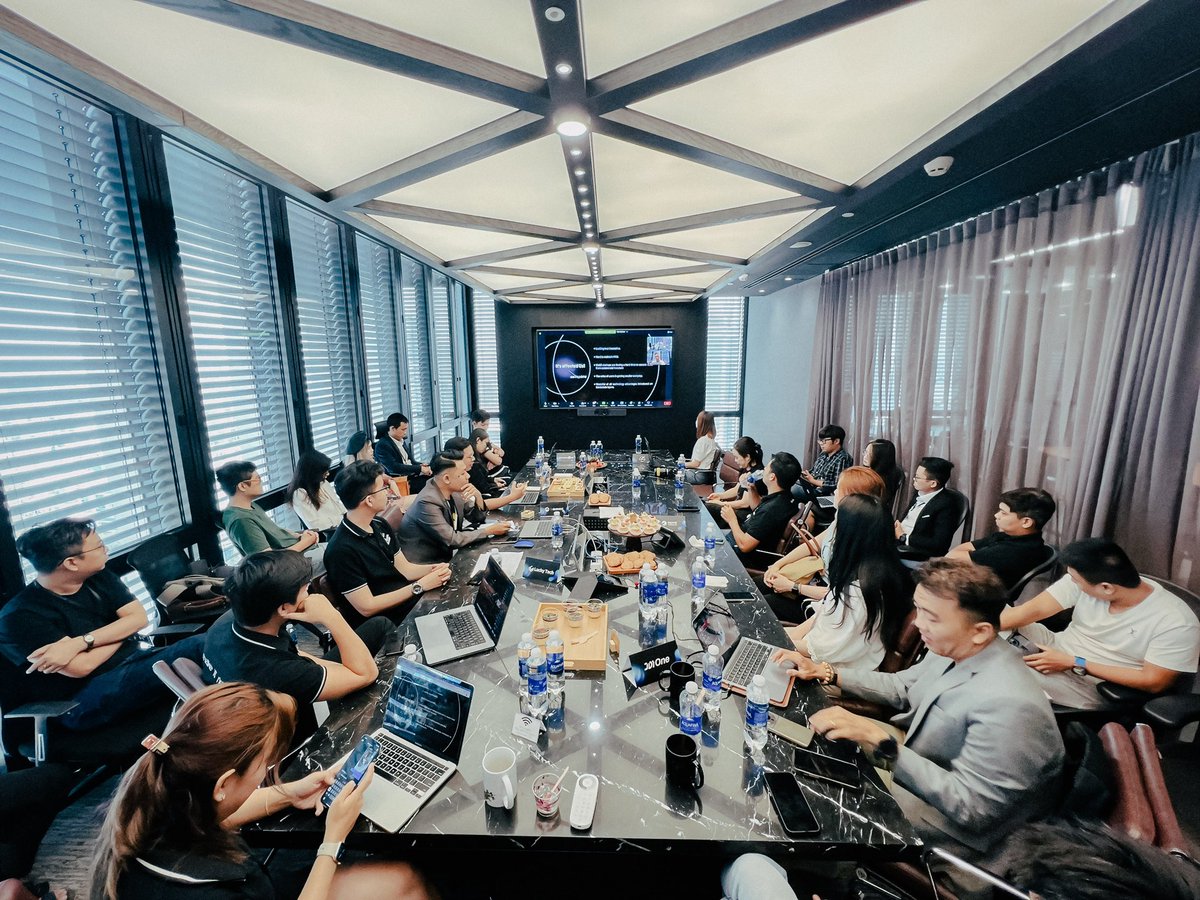 DeSui_io's tweet image. Thanks #jdione #MOVEAccelerator #SPAC3SHIP, #luckytech @theBees_Group for hosting this amazing event. 
One of a few @SuiNetwork meetups that bring Vietnam SUI enthusiasts together.
We are proud to get invited and present at the event. Also tks @0xShayan for sharing abt SUI’s tech