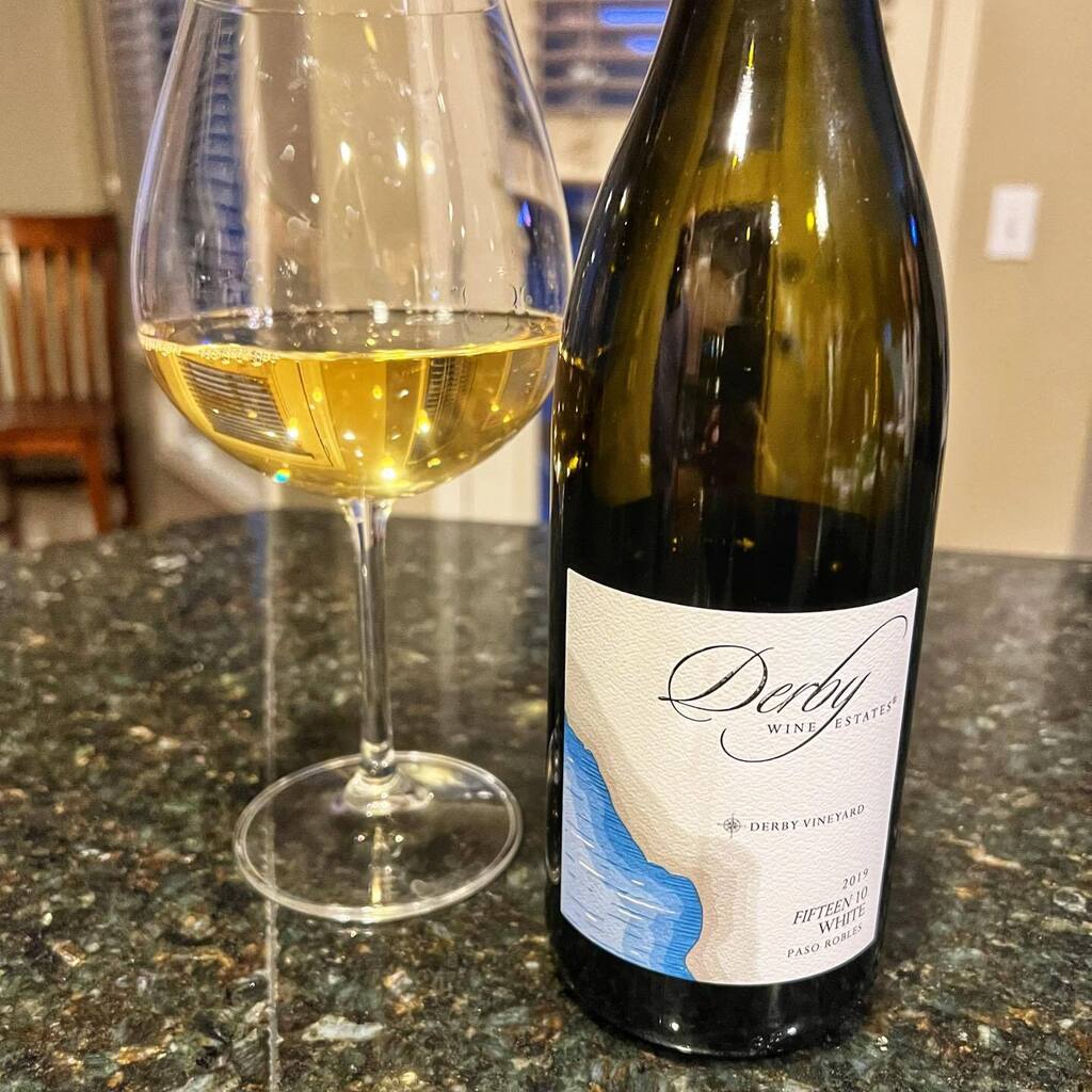 WineByKari's tweet photo. Fun Fact: Ray and Pam Derby have over 400 acres under cultivation within San luis Obispo County, California, USA. They grow 24 different varieties!

DERBY WINE ESTATES FIFTEEN 10 WHITE
Vintage: 2019
Varieties: 32% Viognier, 26% Marsanne, 20% Grenache Bla… https://t.co/62AYbeJFHh https://t.co/YjVMqz9NNf