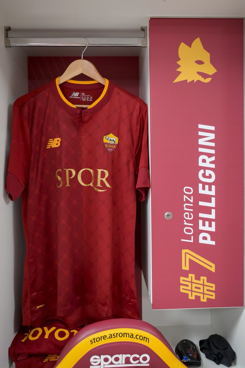 Por que la Roma luce las siglas SPQR y es la mejor camiseta del mundo?  Digitalbits, patrocinador que aparecía en la camiseta, dejó de pagar a los  romanistas. La Roma pidió permiso, image size:800x1200