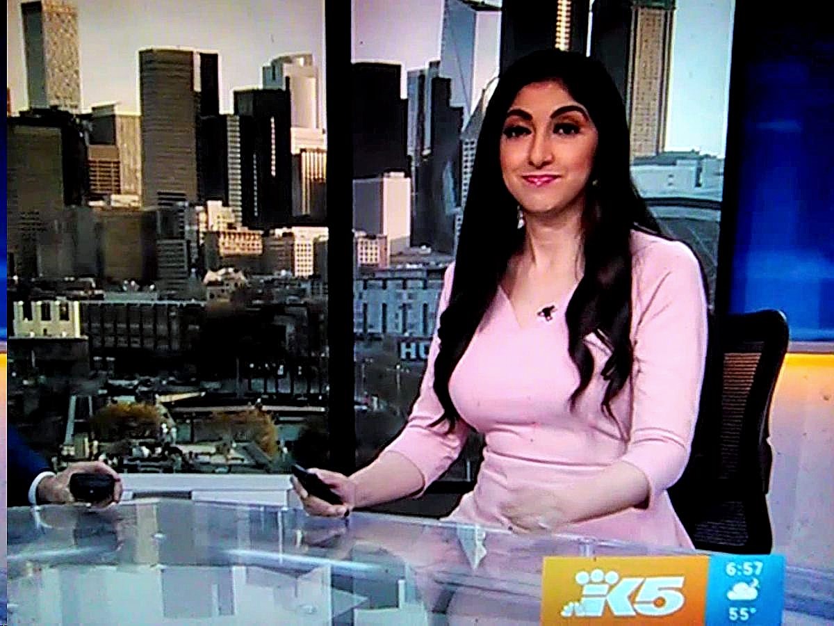 JulieRosePerk's tweet photo. Very Hot &amp; Very Sexy Farah &amp; Kira On The Anchor Desk Both In Pink Color Dresses Today! Both Looking Very Nice! @FarahJadran @KiraKlapper 👗👗👗👗💖💖💖💖 (Both Very Sexy) https://t.co/XXZHJGnreP