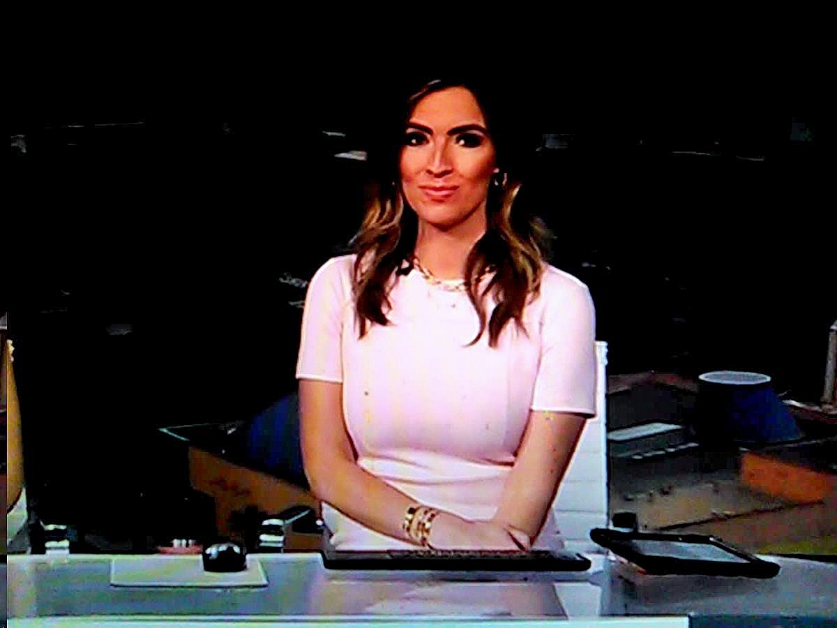 JulieRosePerk's tweet photo. Very Hot &amp; Very Sexy Farah &amp; Kira On The Anchor Desk Both In Pink Color Dresses Today! Both Looking Very Nice! @FarahJadran @KiraKlapper 👗👗👗👗💖💖💖💖 (Both Very Sexy) https://t.co/XXZHJGnreP