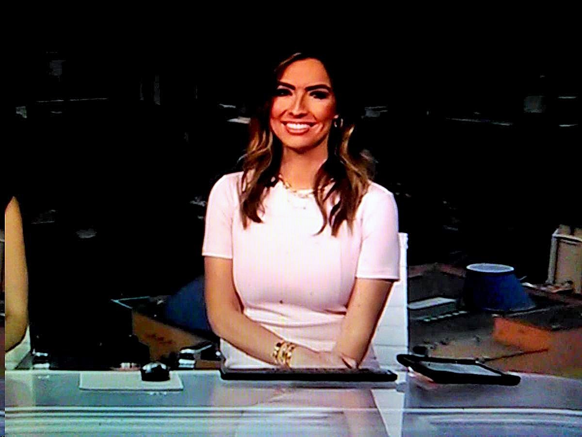 JulieRosePerk's tweet photo. Very Hot &amp; Very Sexy Farah &amp; Kira On The Anchor Desk Both In Pink Color Dresses Today! Both Looking Very Nice! @FarahJadran @KiraKlapper 👗👗👗👗💖💖💖💖 (Both Very Sexy) https://t.co/XXZHJGnreP