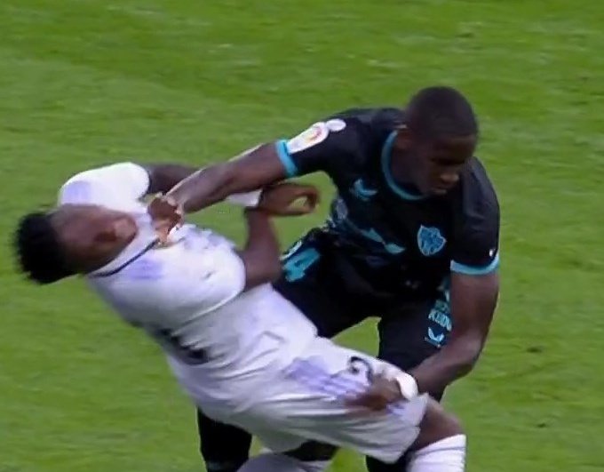 🟨 Amarilla para Vinicius 

El arbitraje del fútbol español hace daño al fútbol español