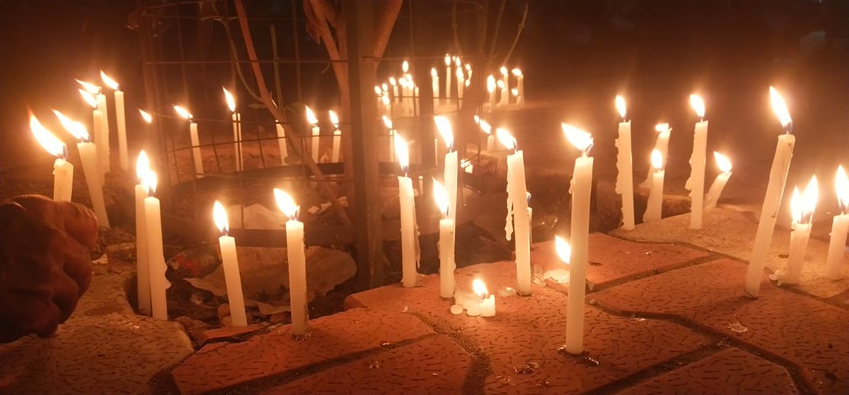 यह मोमबत्तियां गुजरात की बेटी निशा के लिए है। 28 अप्रैल के दिन प्रदेश के मेहसाणा ज़िले के विसनगर तहसील में 21 साल की इस बेटी की लाश पाई गई थी। आज तक एक भी आरोपी की न गिरफ्तारी हुई है; ना ही राज्य के मुख्यमंत्री ने संवेदना के दो शब्द कहे है। आखिरकार निशा दलित की बेटी जो ठहरी !