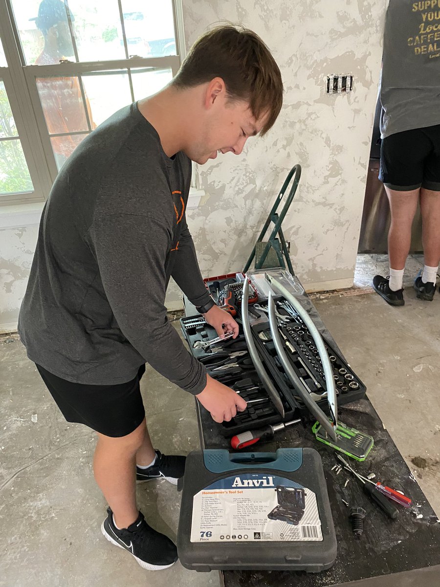 ‼️ Even during off days our guys are going above and beyond helping alumni in our community‼️ #OnceATigerAlwaysATiger #BeTheStandard