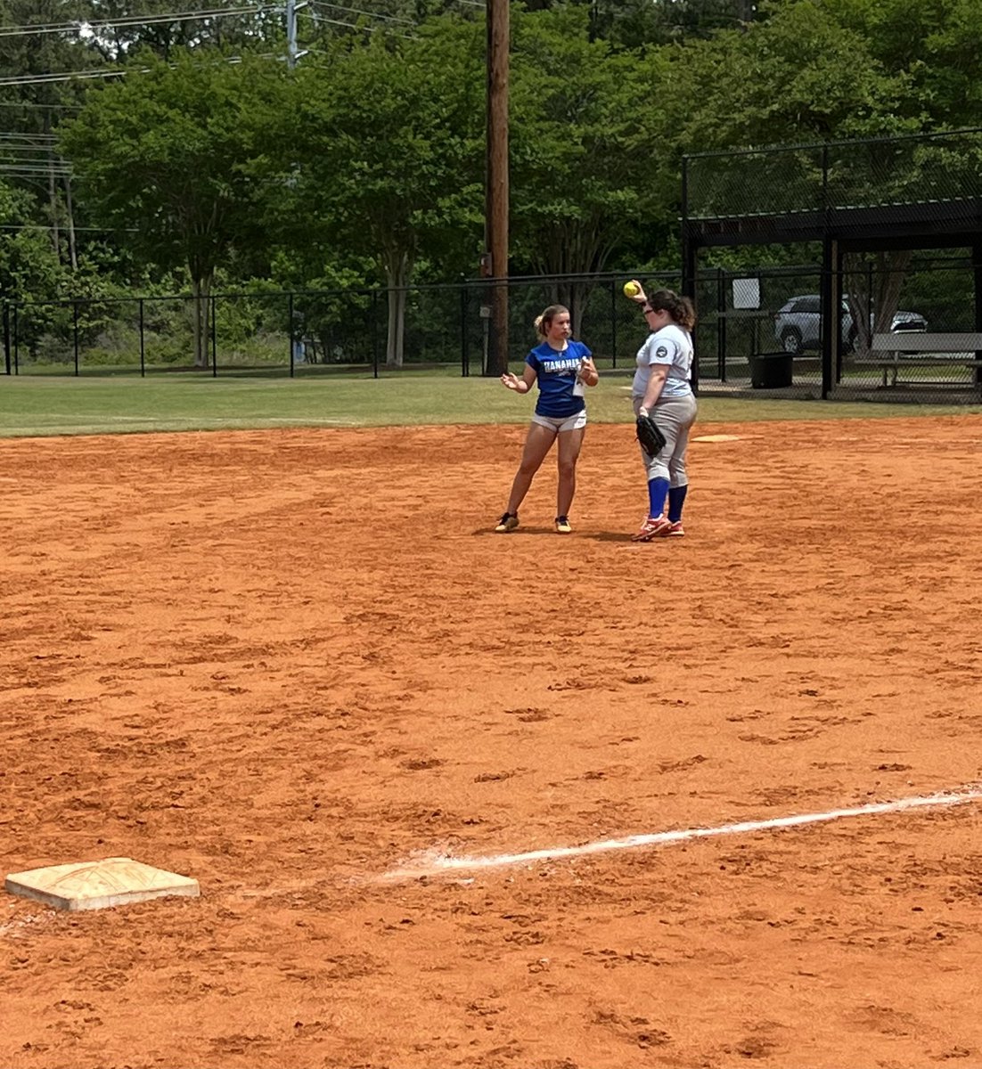 IzzyHillde08's tweet photo. Giving lessons to those that want to learn. I would not be where I am today if someone didn’t take the time to help me learn. #PitchLife #softball @TopPreps @SoftballDown @FAUSoftball @ArmyWP_Softball https://t.co/fP3LyATaX0