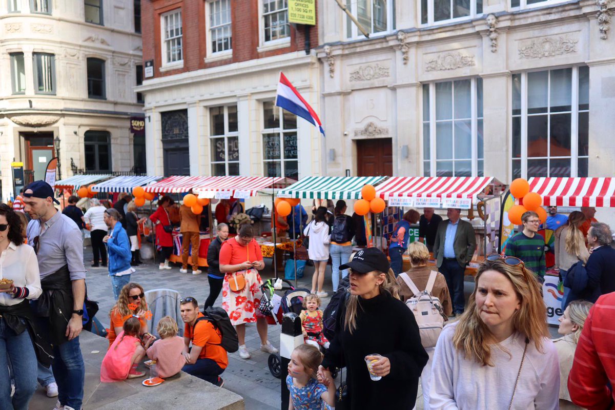 KvanOosterom's tweet photo. Games, fun, flowers for volunteers, music and our national anthem on splendid and widey attended #KingsDay celebration @dutchchurch @DutchCentre here in London with a great ‘Oranjezonnetje’. https://t.co/JKIEQjnF1m