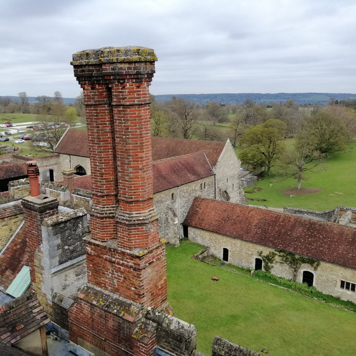 maggieHBAC's tweet photo. Bendy brickwork, chimneys at NT Knole https://t.co/aeMBxWhLd5