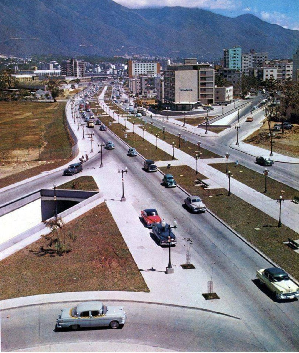 APacanins's tweet photo. Feliz sábado mis amigos, por ahí me encontré esta foto de 1956, al fondo de ve el edificio entonces de la Chevrolet, años después Cars ToCars y la UCV aún en construcción. https://t.co/flAK0sGlgC