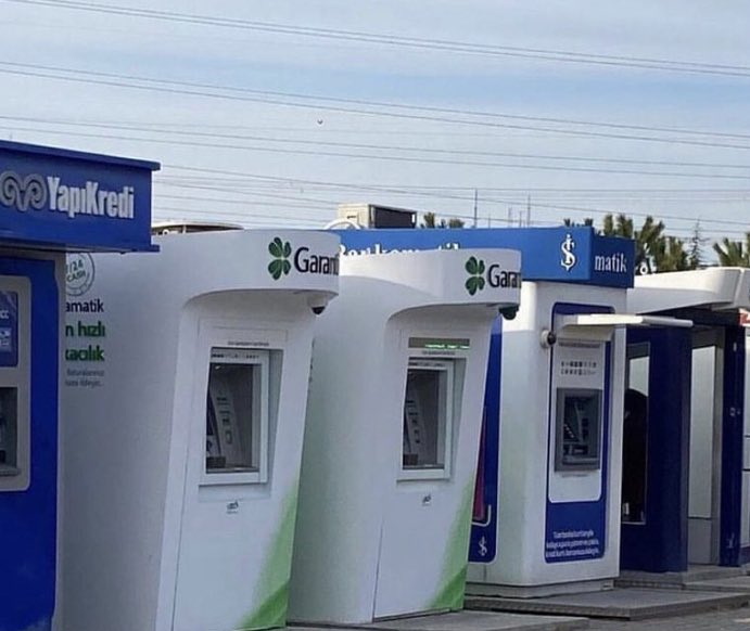 Müşteri: Bizim burda yanyana iki ATM niz var niye ki?
Ben: Garanti olsun istedik.🍀