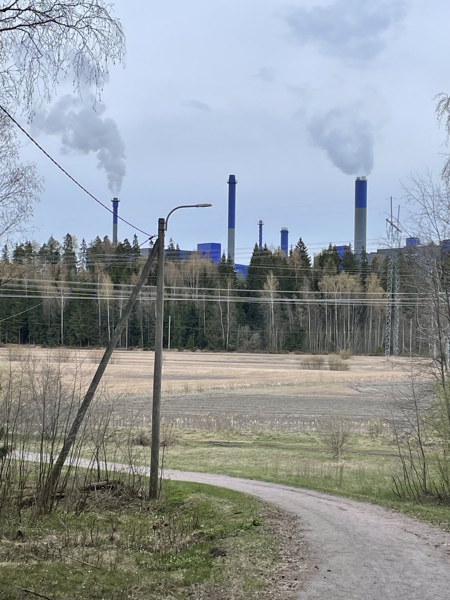 Siinä se tupruttaa Italian jätteistä iloa, valoa ja lämpöä vantaalaisten neukkukuutioihin.