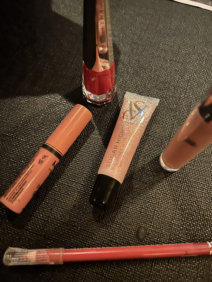 NickyJaaaam's tweet photo. Lorna préstame un labial…
Automáticamente ella: https://t.co/93knNuhdhA