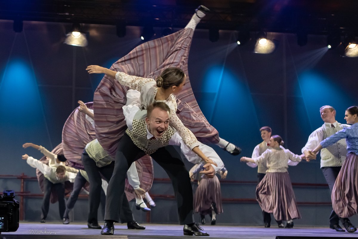 Skatuviskās tautas dejas kategorijā par labāko iestudējumu kļuvis <a href="/TDATeiksma/">TDA Teiksma</a> un grupas "BT 1 Music" deju uzvedums "Trejdeviņas spēles"! #DejasBalva 
lsm.lv/raksts/kultura…